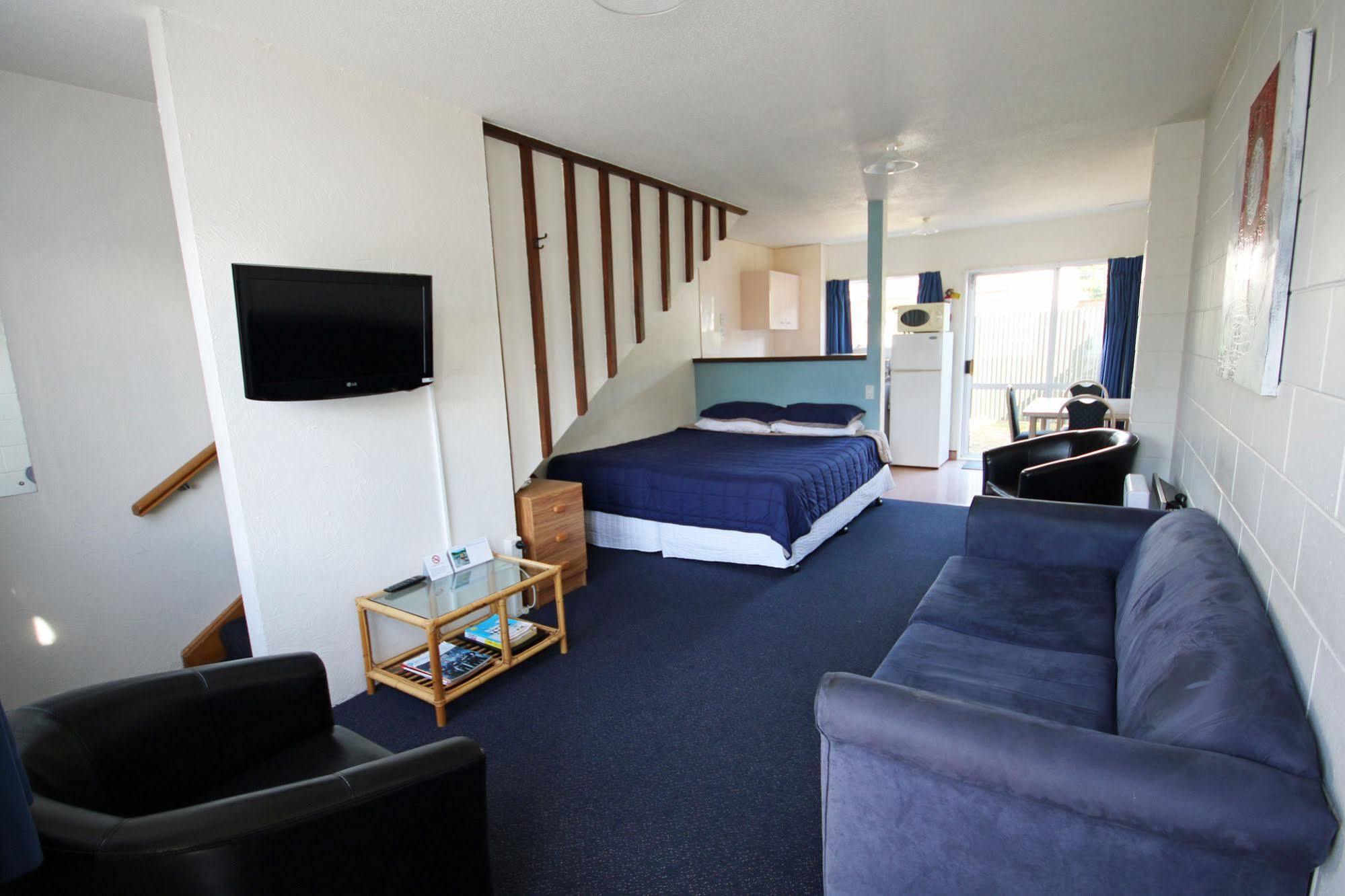 Midway Pacifica Motel 4*